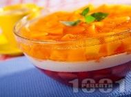 Рецепта Лесна трицветна желирана плодова торта с ягоди и праскови